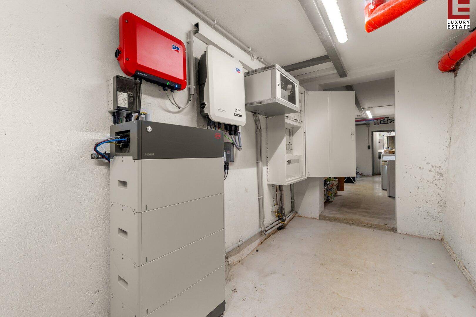Technikraum mit Photovoltaik-Wechselrichtern und Batteriespeicher für nachhaltige Energieversorgung.
