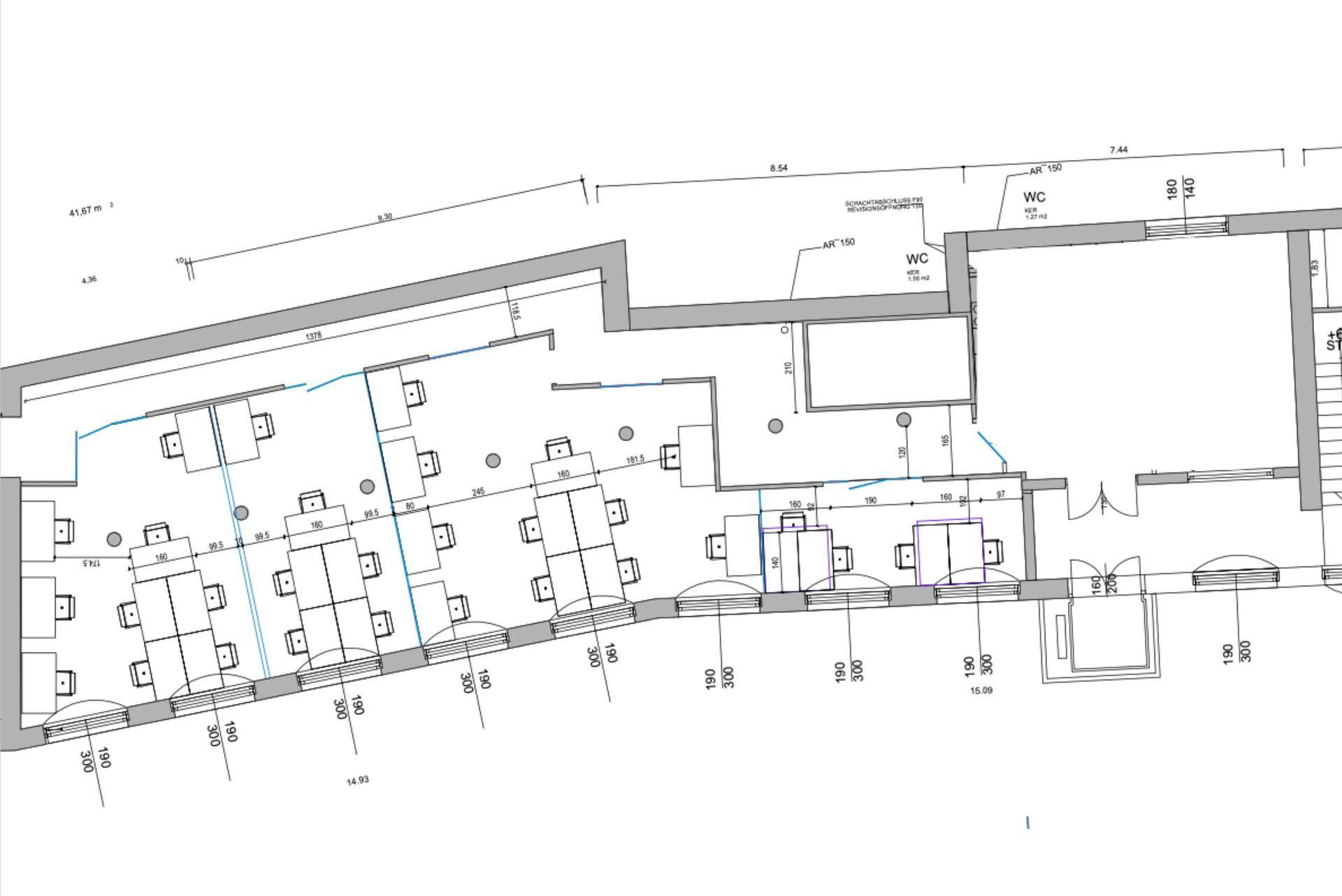 Grundriss eines Bürogeschosses mit mehreren Arbeitsplätzen, Sanitärbereichen und großen Fenstern.