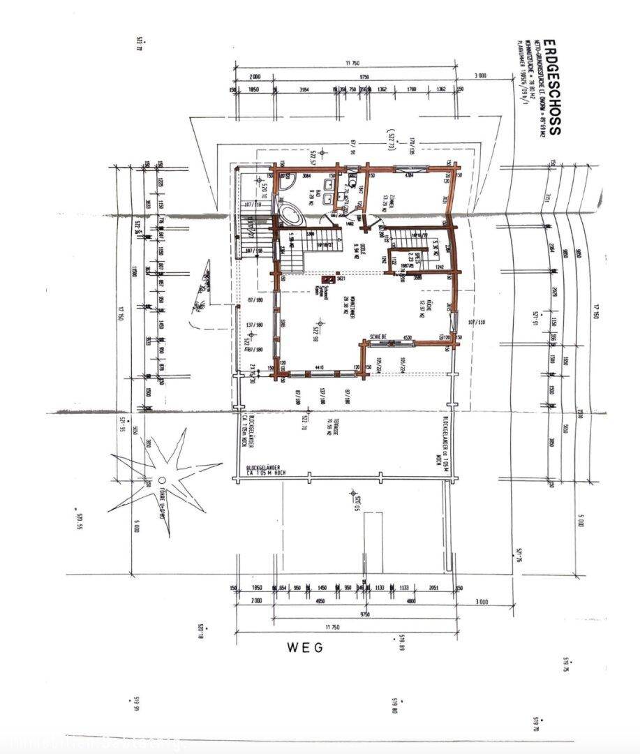 Grundriss des Erdgeschosses mit offenem Wohnbereich, Küche und Zugang zu Terrasse und Garten.