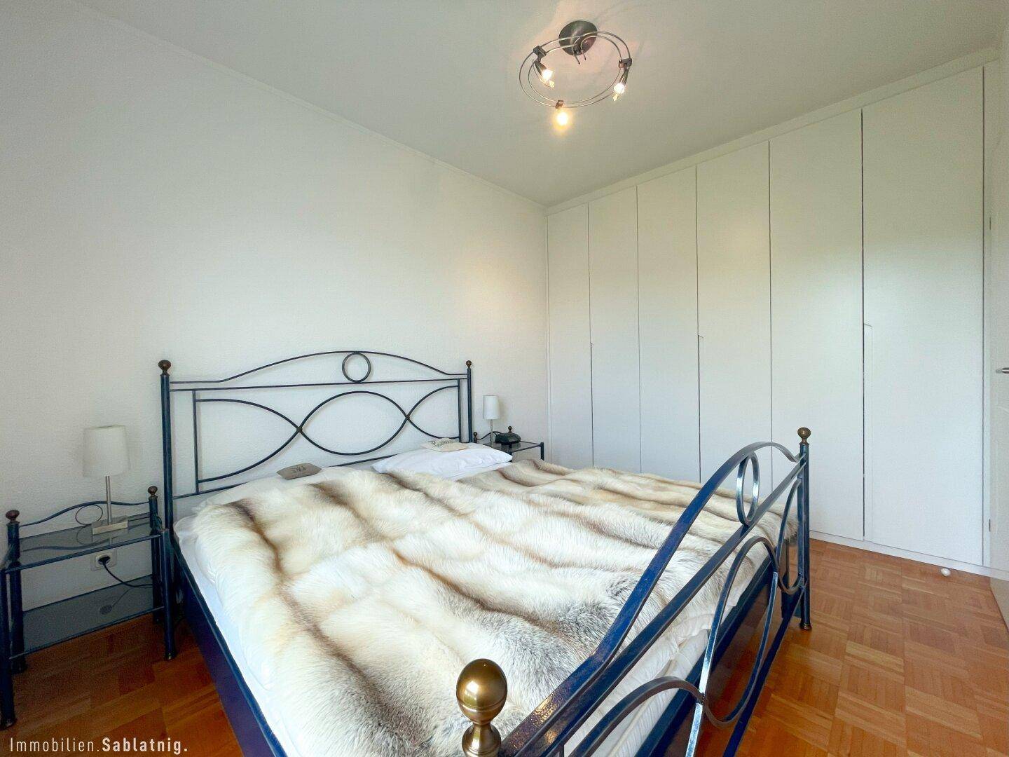 ELEGANTER EINBAUSCHRANK