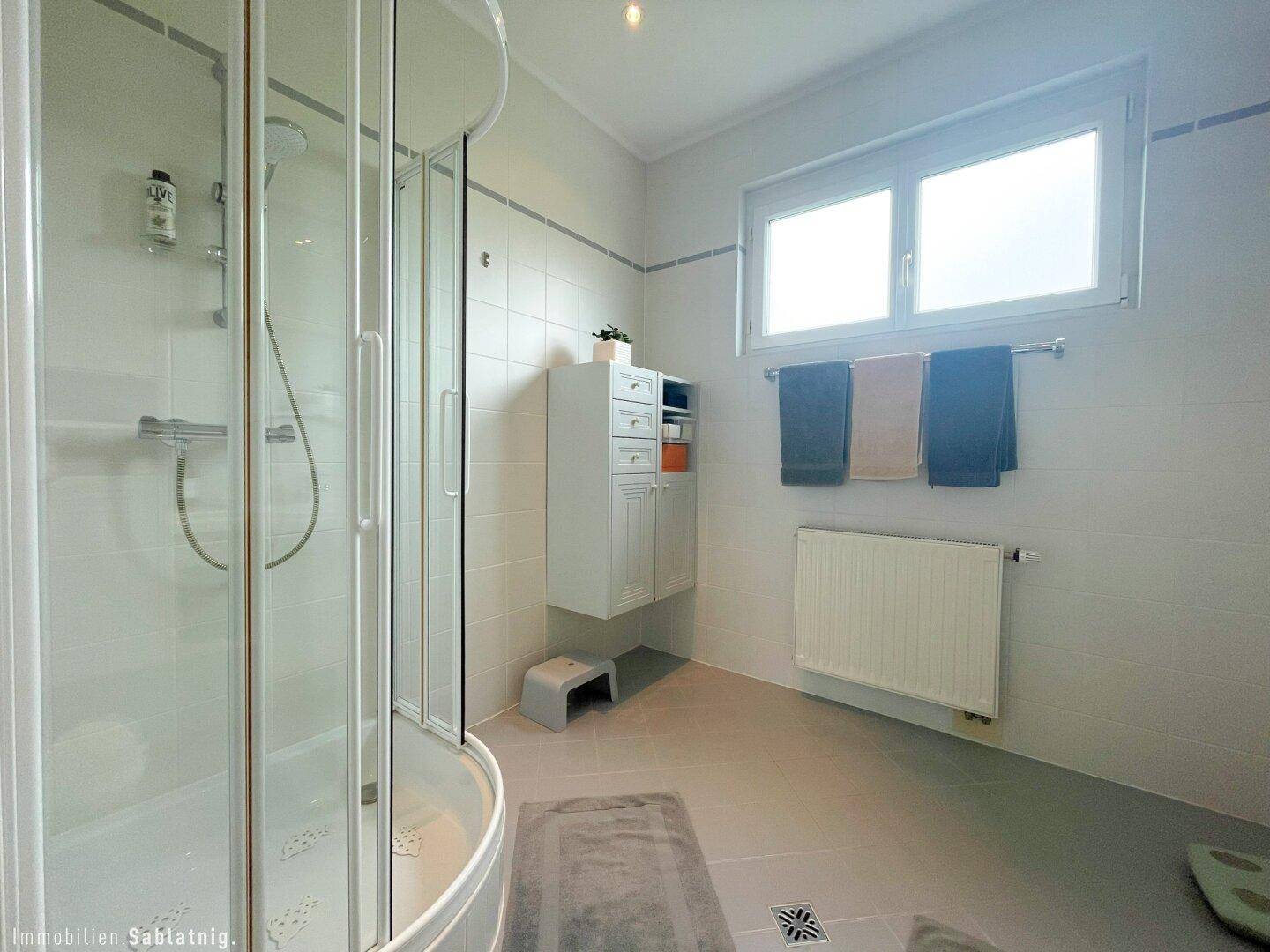 BADEZIMMER MIT FENSTER