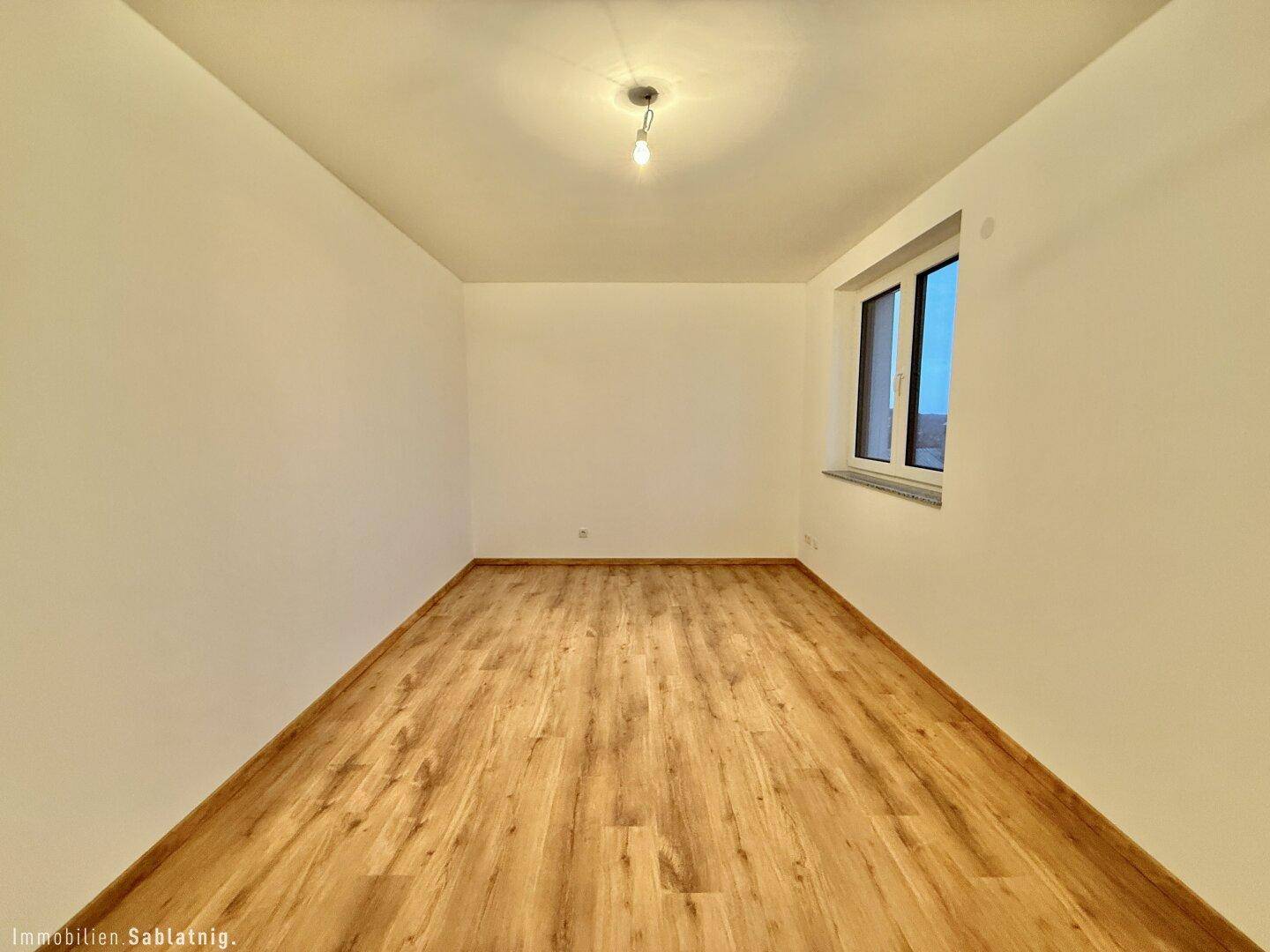 GROSSES BÜRO