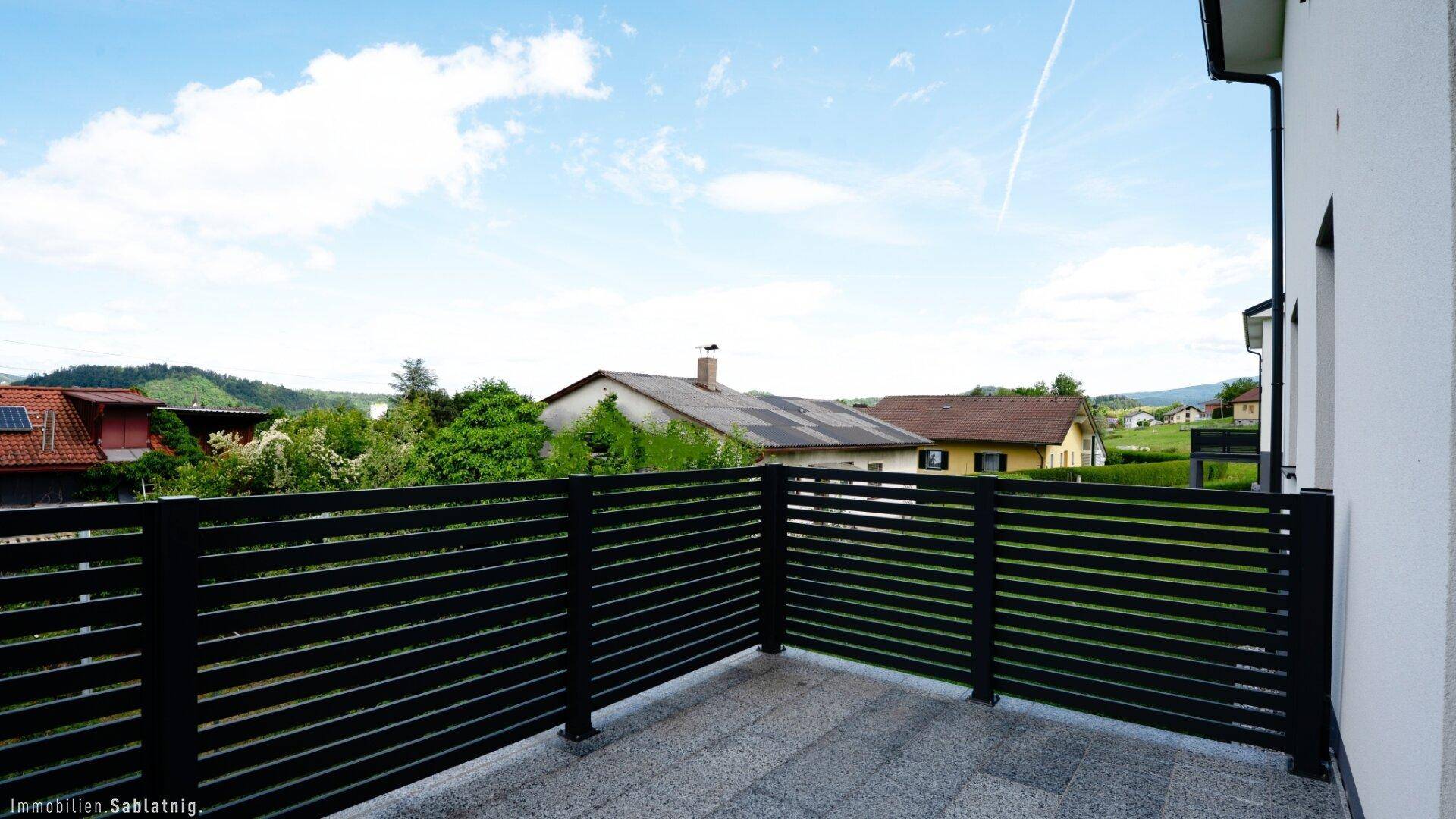 GROSSE TERRASSE MIT AUSBLICK