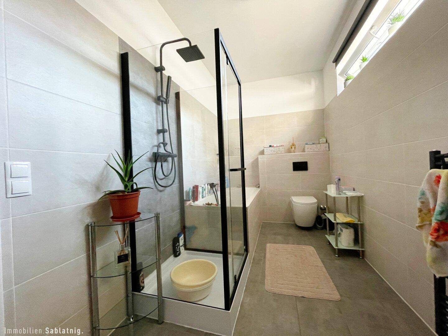 BADEZIMMER MIT FENSTER