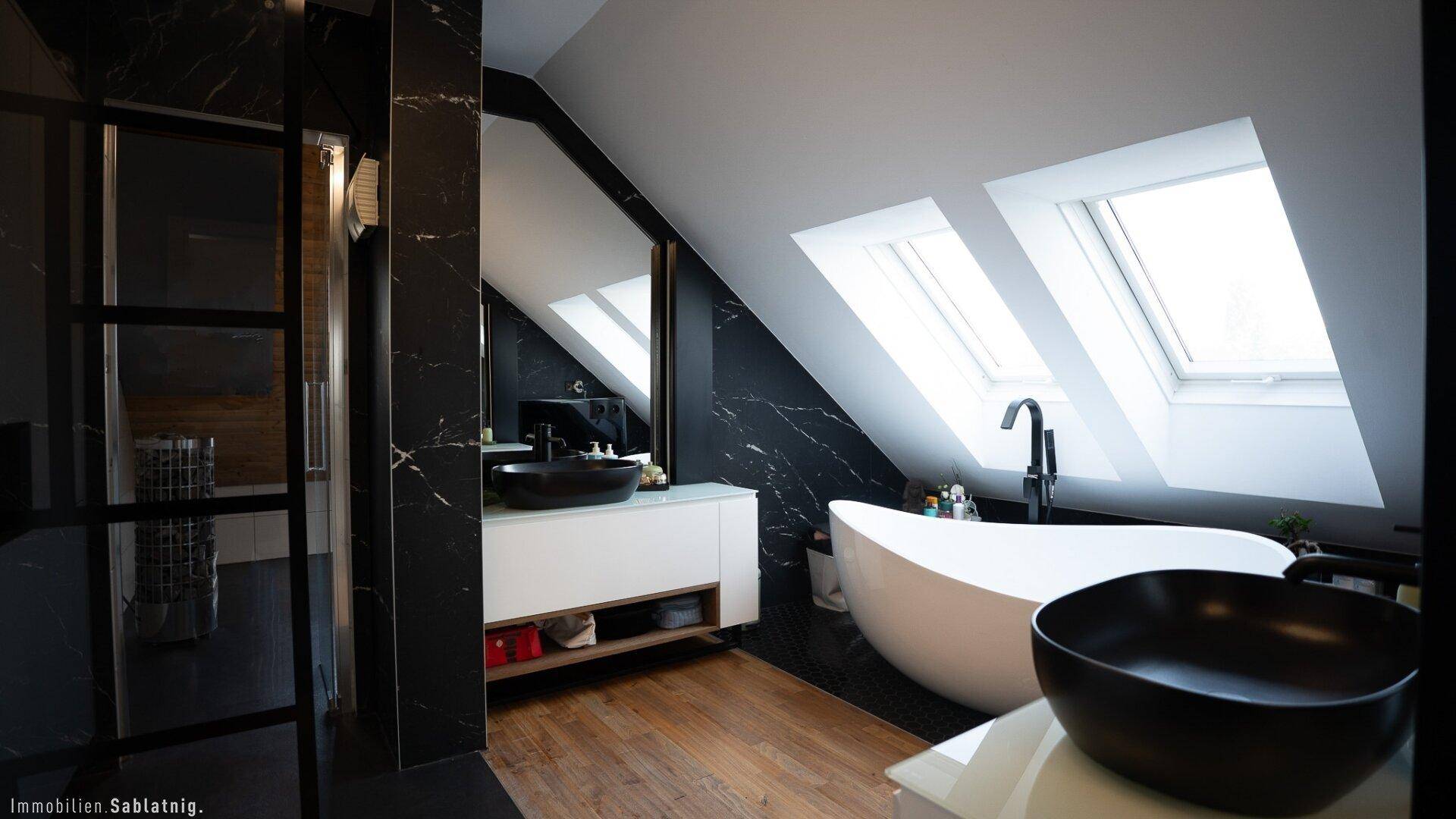 DUSCHE MIT SAUNAZUGANG