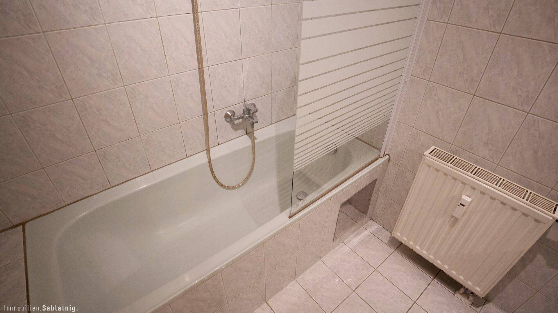 GERÄUMIGES BADEZIMMER