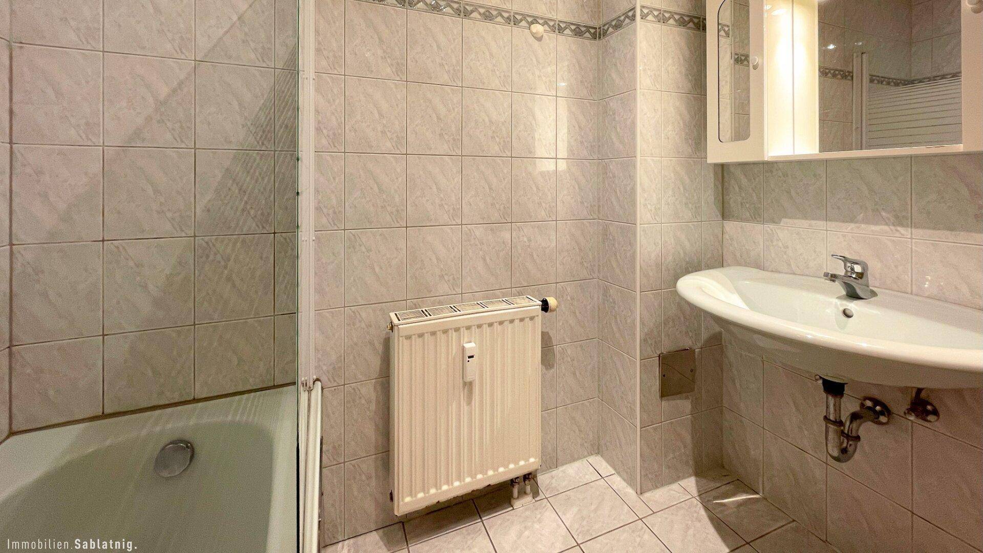 BADZIMMER MIT BADEWANNE