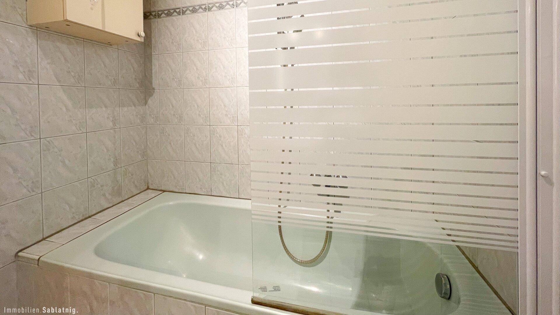 BADEWANNE MIT GLASTEIL
