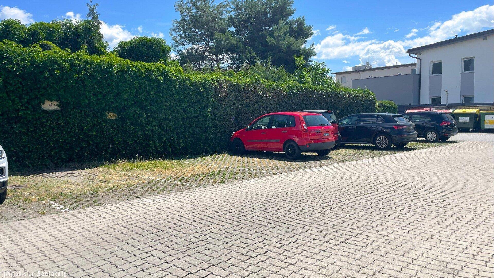 AUSREICHEND GÄSTEPARKPLÄTZE