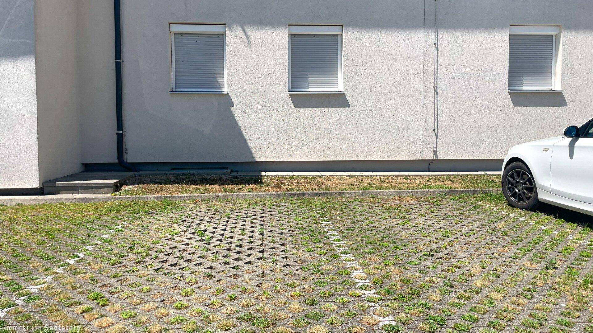 ZUGEHÖRIGER PARKPLATZ