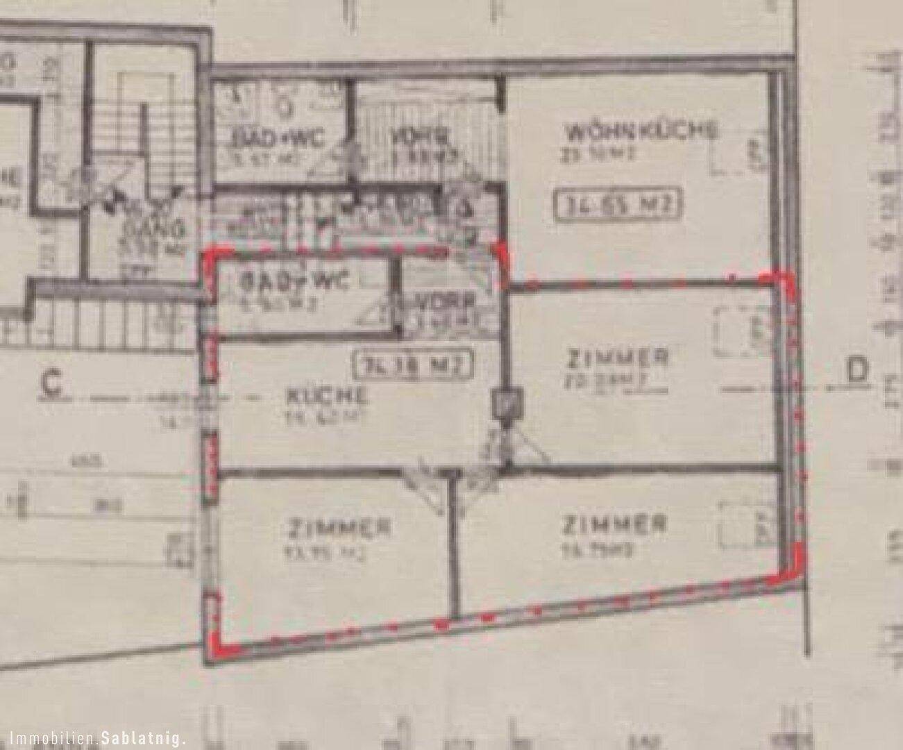 Grundrissplan mit Zimmeraufteilung, Wohnküche und Badezimmern, hervorgehoben in Rot.