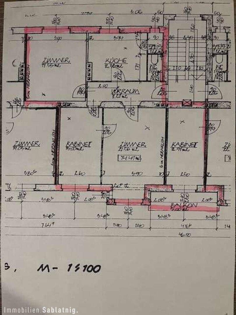 Handgezeichneter Grundriss der Wohnung mit Zimmeraufteilung und Maßen.