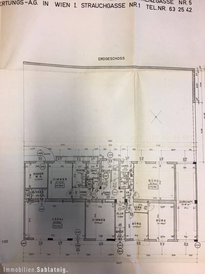 Grundriss des Erdgeschosses mit Geschäftsräumen und Wohnbereichen.