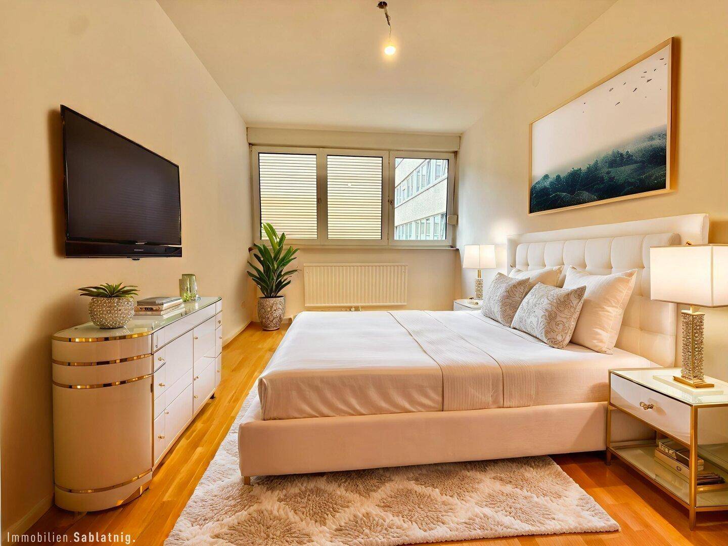 Helles Schlafzimmer mit großem Bett, modernem Dekor und Blick auf die Stadt.