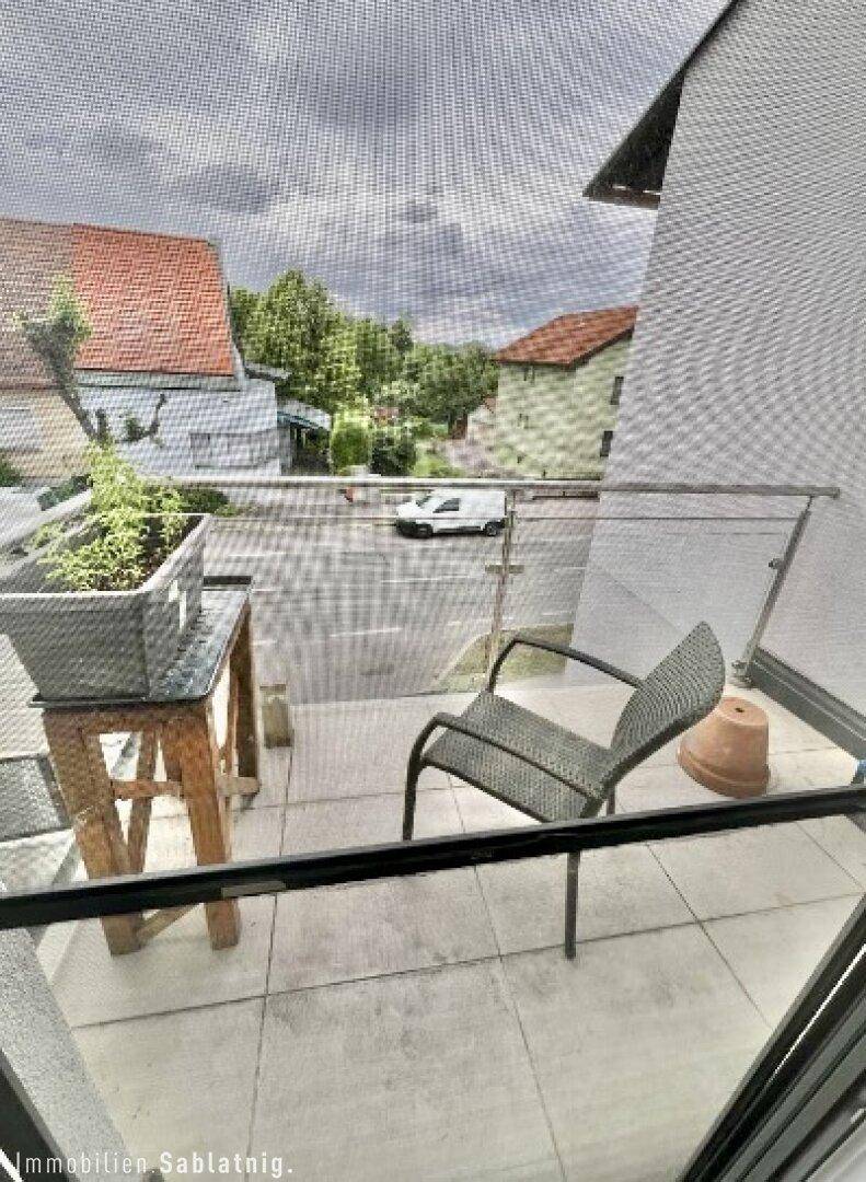 Balkon mit Blick auf die Straße und die Umgebung, ideal für frische Luft.