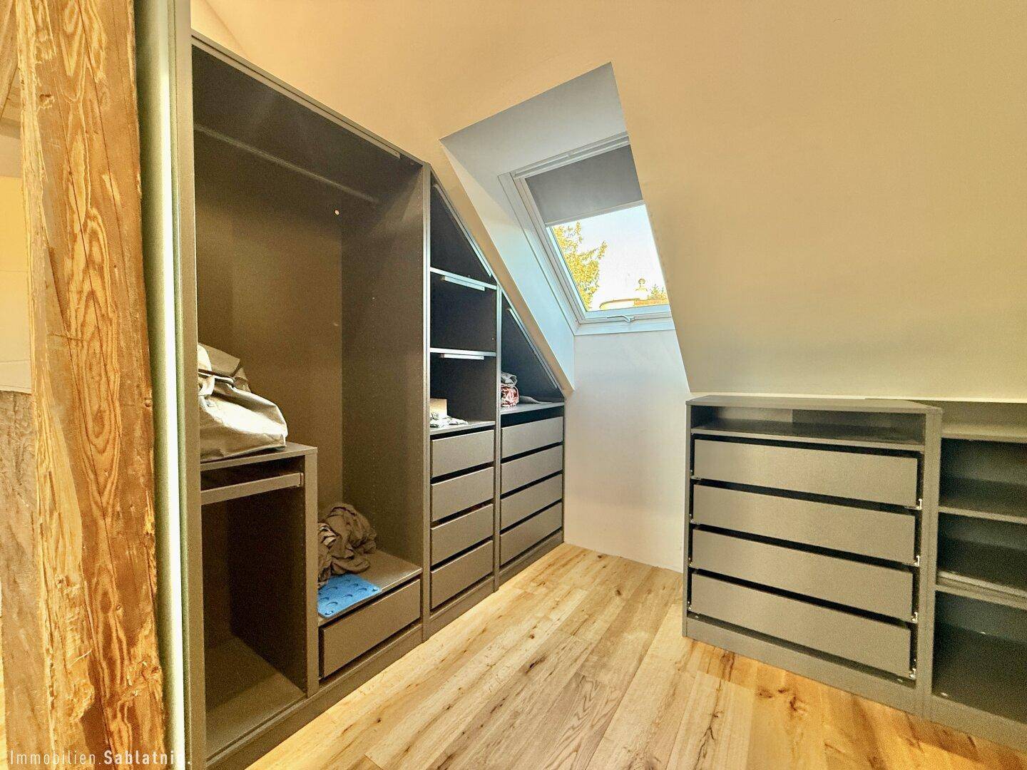 Geräumiger begehbarer Kleiderschrank im Dachgeschoss mit viel Stauraum.