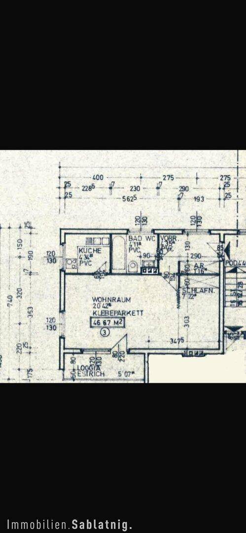 Grundrissplan zeigt die Aufteilung der Räume mit Wohnraum, Küche und Loggia.