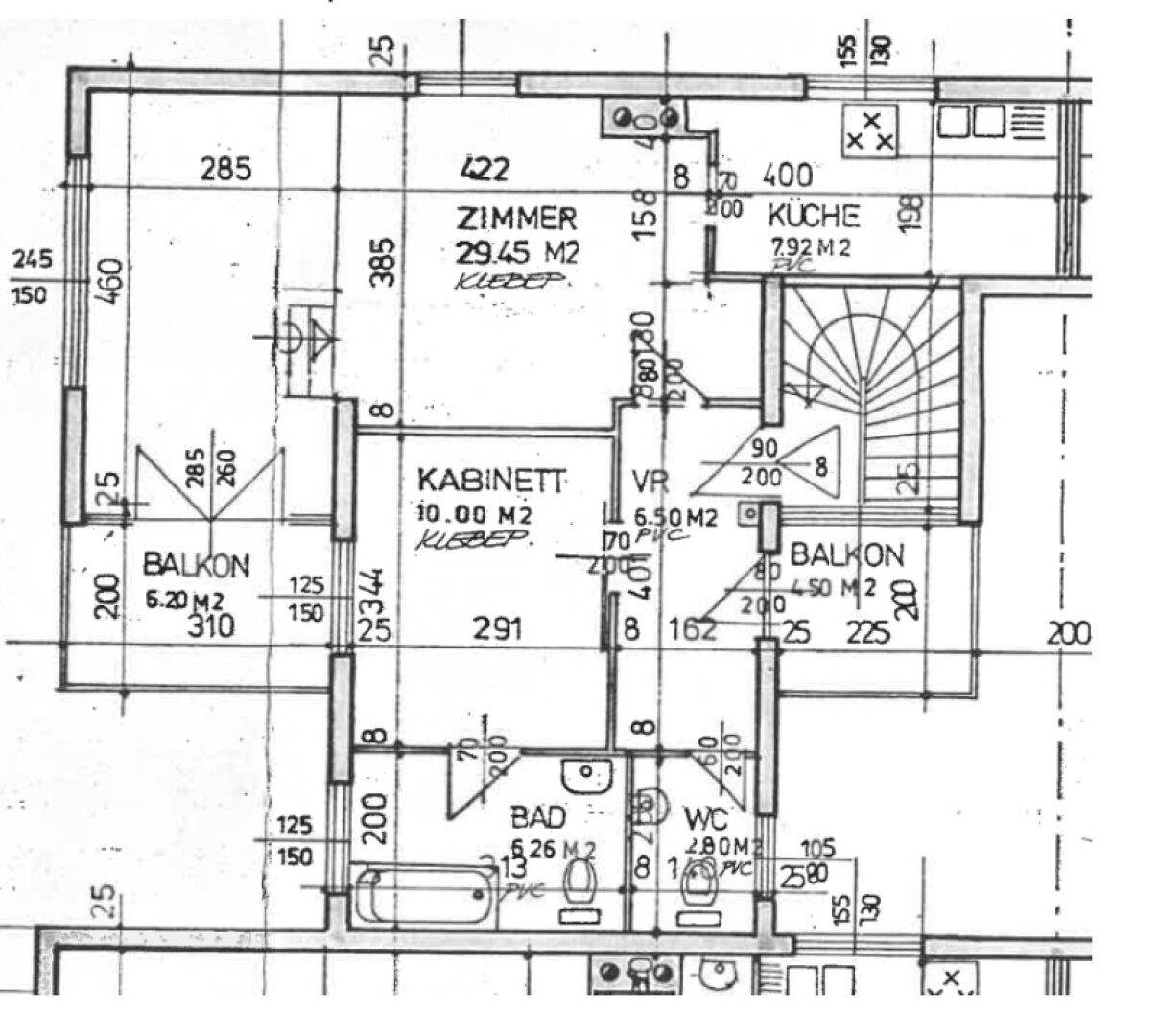 Grundrissplan einer Wohnung mit mehreren Zimmern, zwei Balkonen, separatem WC und Bad.