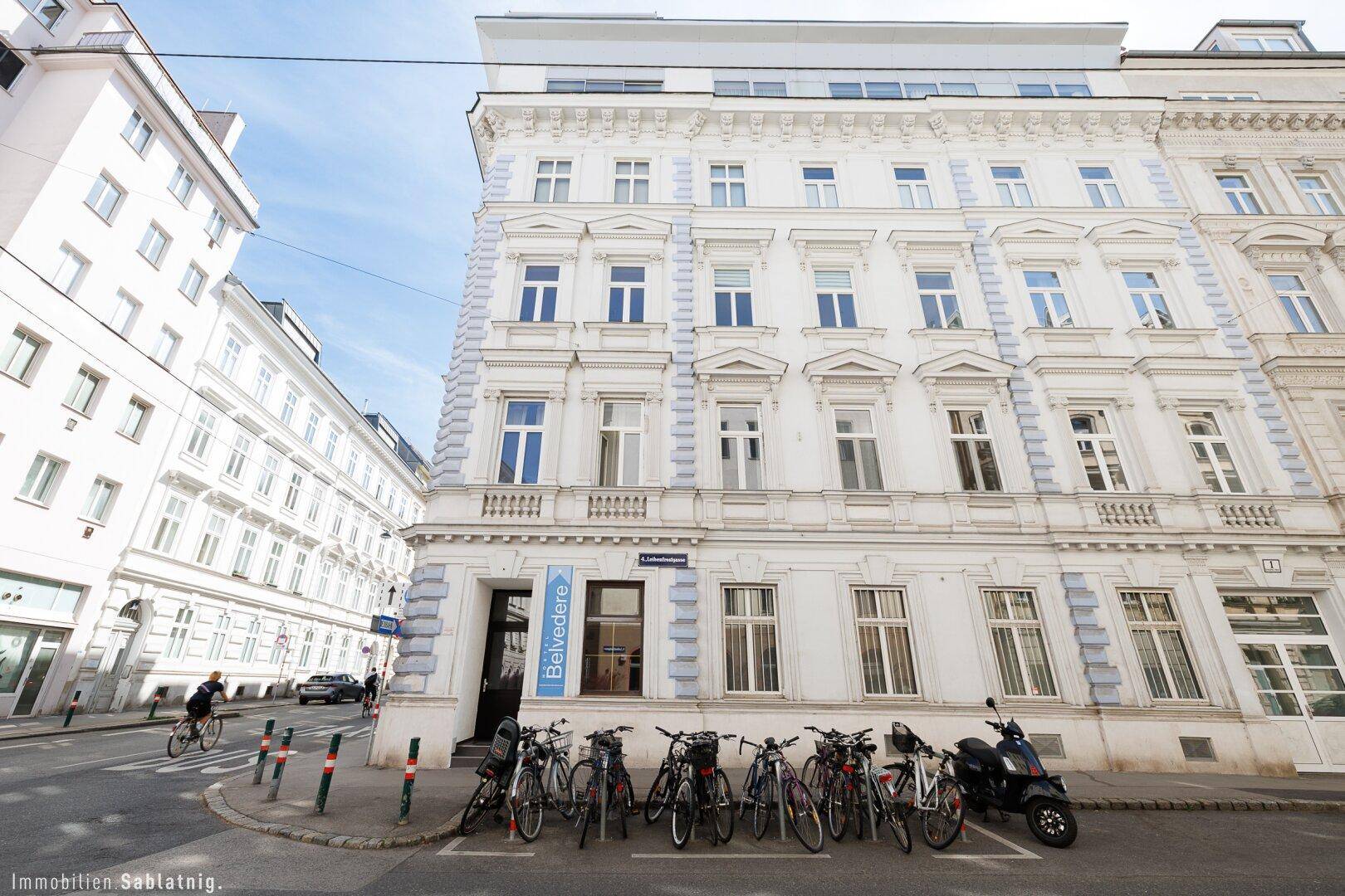 Weitwinkelansicht der Gebäudefassade mit vielen Fenstern und einem modernen Dachaufbau in der Stadt.