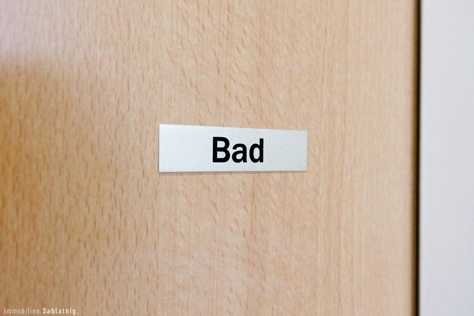 Nahaufnahme einer Holztür mit einem 