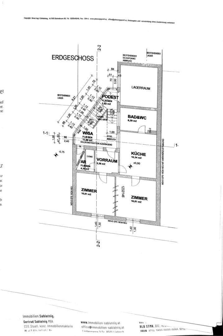 Grundriss des Erdgeschosses mit Zimmern, Bad, WC, Küche und Lagerraum.