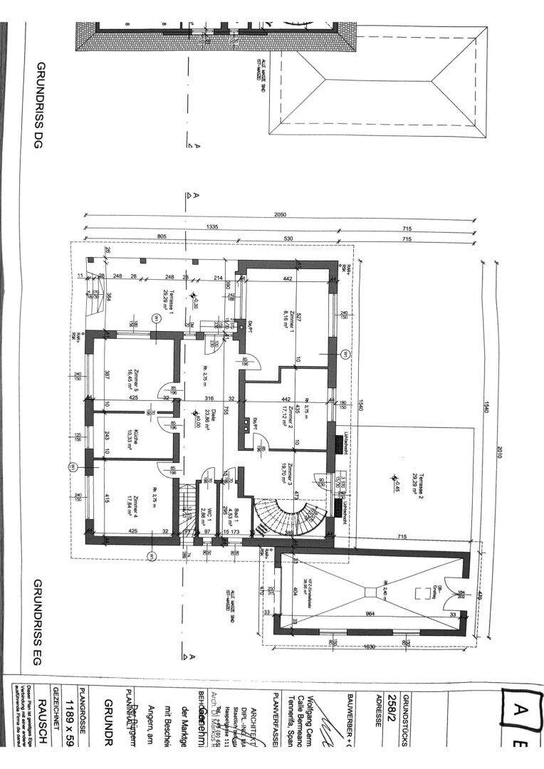 Kombinierter Grundriss von Erd- und Dachgeschoss mit Terrasse und Garage.