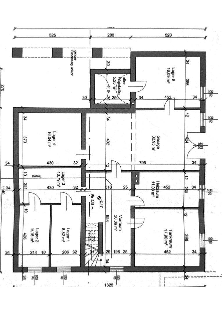 Grundriss des Kellergeschosses mit mehreren Lagerräumen, Garage und Technikräumen.