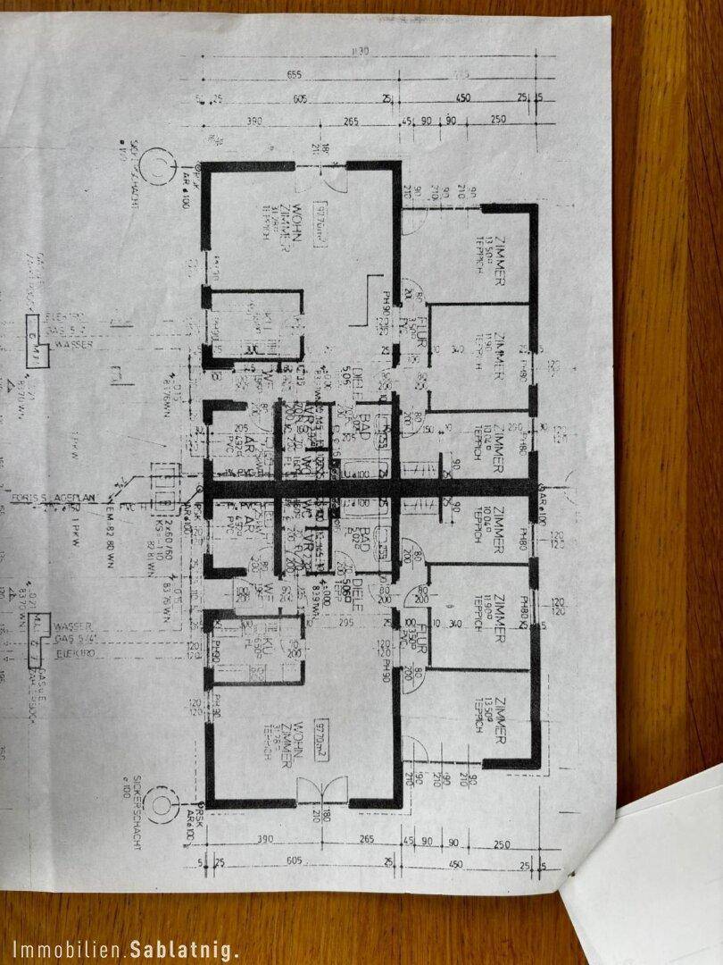 Detaillierter Grundriss einer Wohnung mit mehreren Zimmern, Bad und separatem WC.