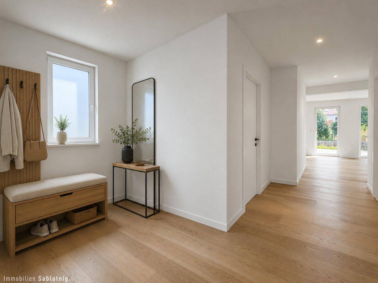 Heller Eingangsbereich mit Holzbank, Spiegel und Garderobe, der zu weiteren Räumen führt.
