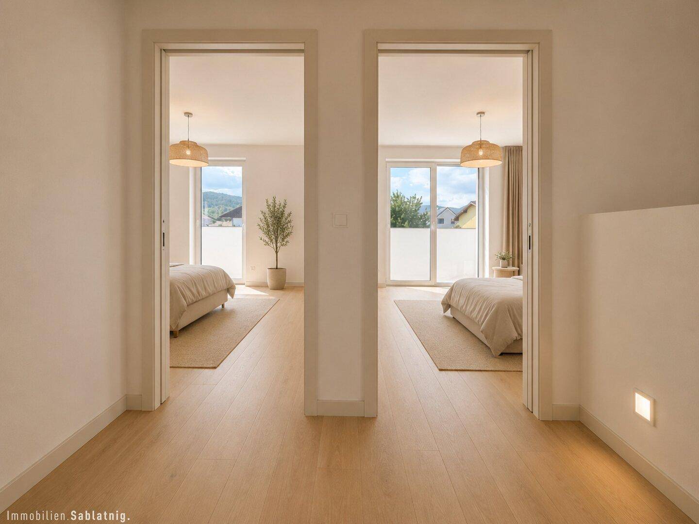 Flur mit Blick in zwei helle Schlafzimmer, die durch große Fenster viel Licht erhalten.