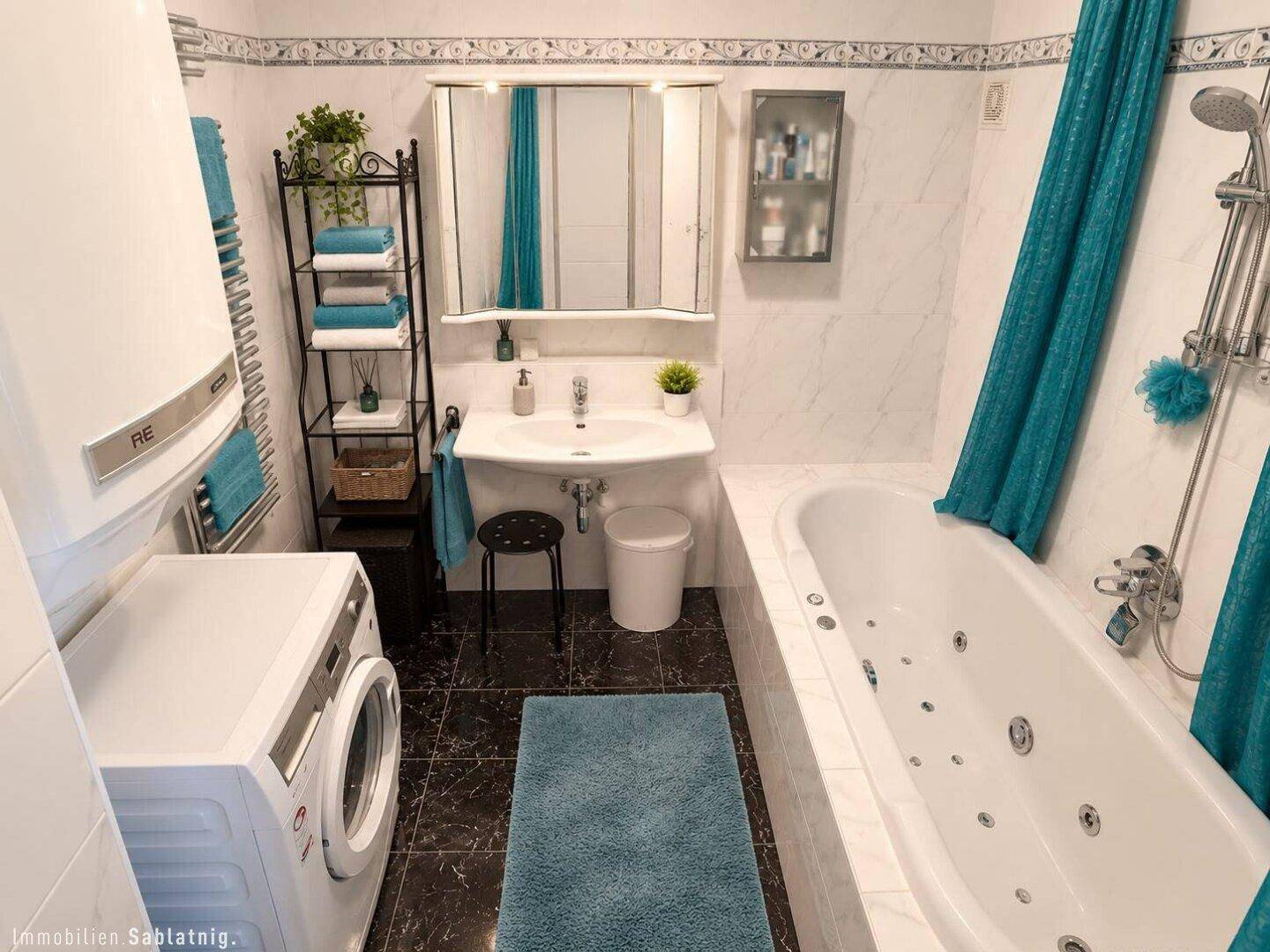 Badezimmer mit Badewanne, Waschmaschine und weißen Fliesen.