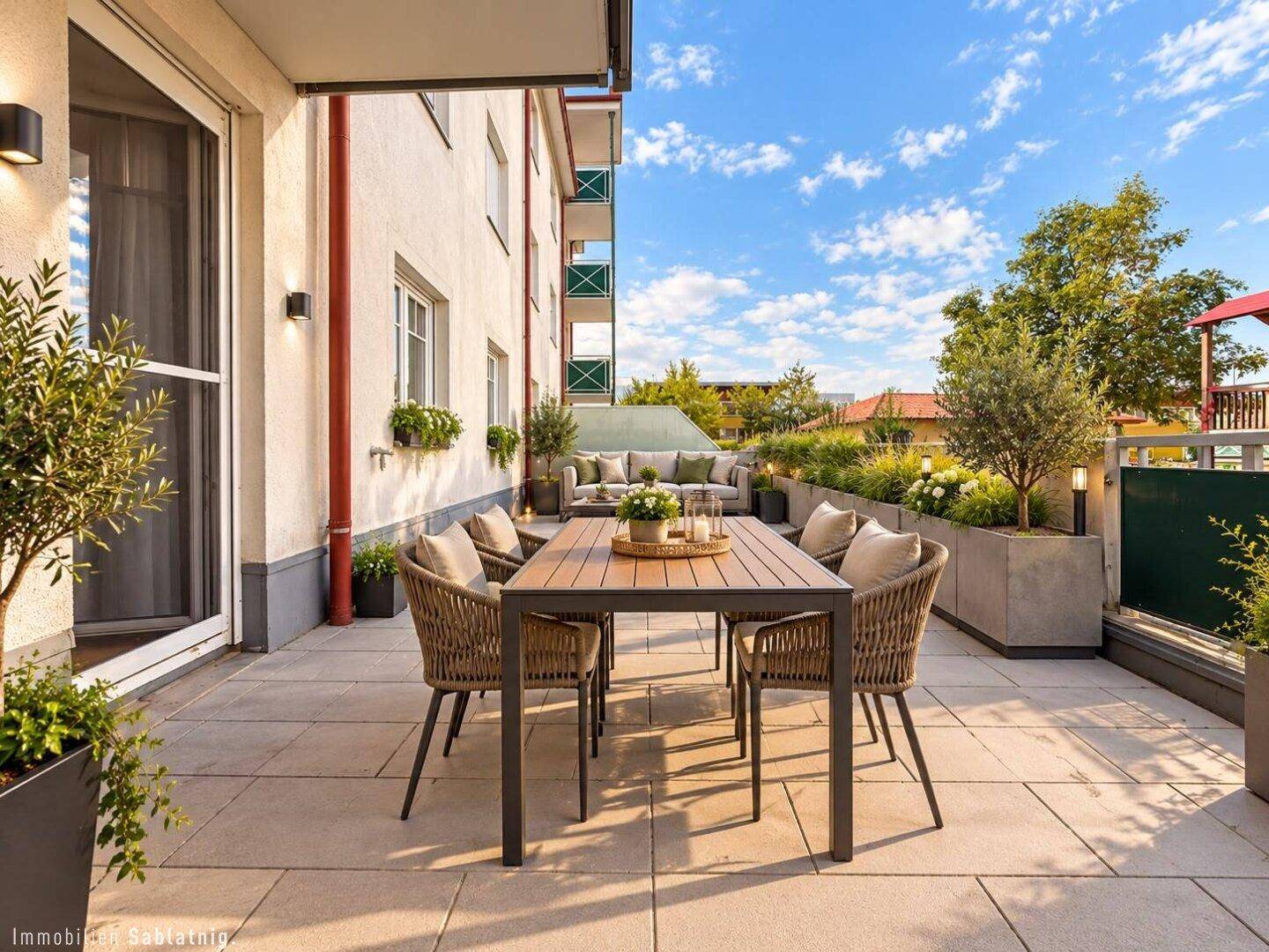 Große, möblierte Terrasse mit Essbereich und Pflanzen in modernen Pflanzkübeln.
