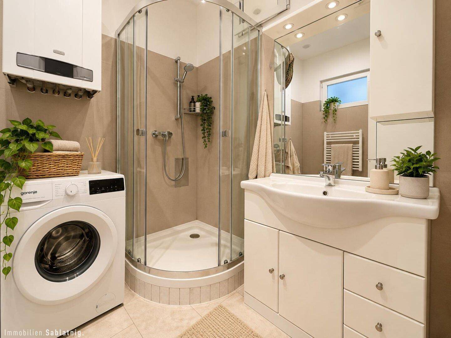 Modernes Badezimmer mit Duschkabine, Waschbecken, Waschmaschine und Fenster für Tageslicht.