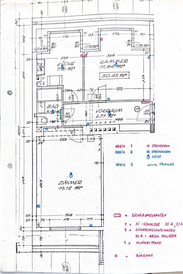 Handgezeichneter Grundriss mit Raumaufteilung und elektrischen Installationen.