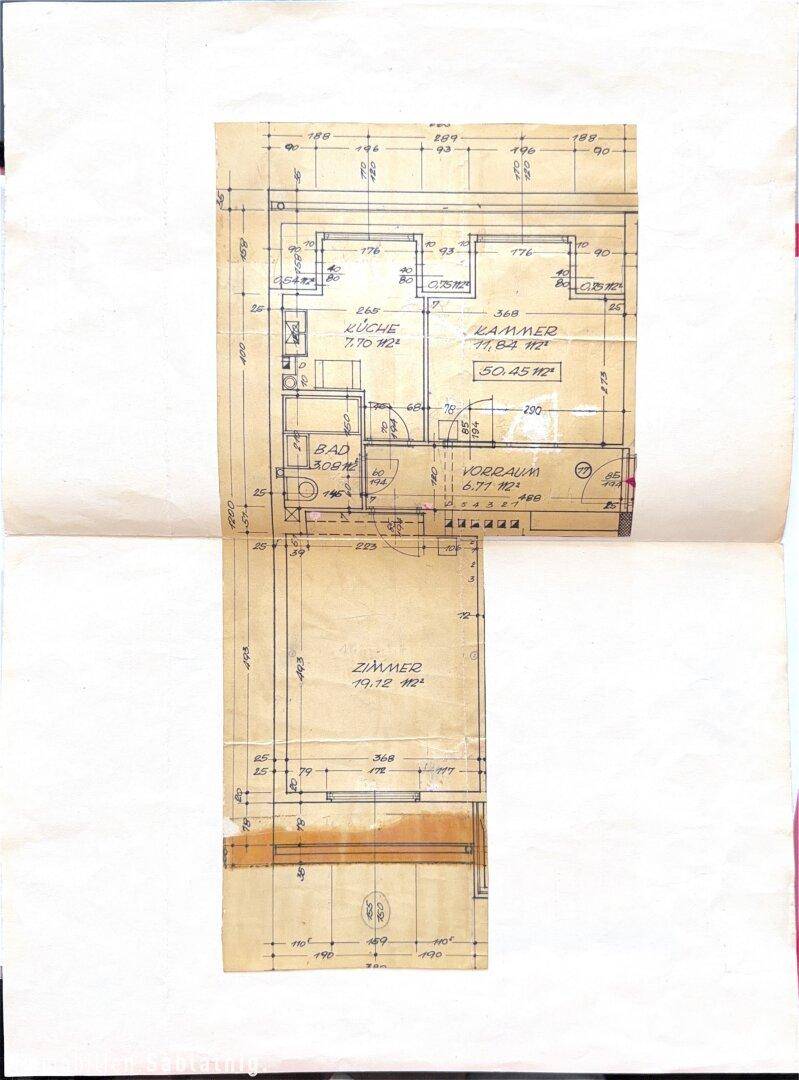 Alter handgezeichneter Grundriss mit Raummaßen und Funktionsbereichen.
