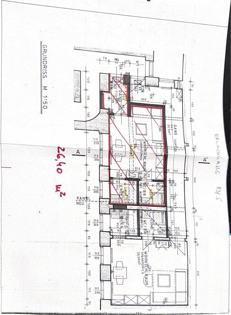 Grundriss im Maßstab 1:50 zeigt die Raumaufteilung einer Wohneinheit mit Balkon.