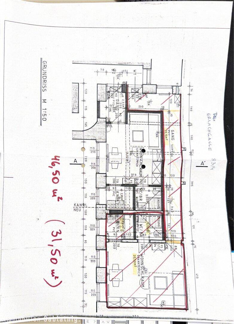 Grundrissplan mit eingezeichneten Räumen und handschriftlichen Notizen.
