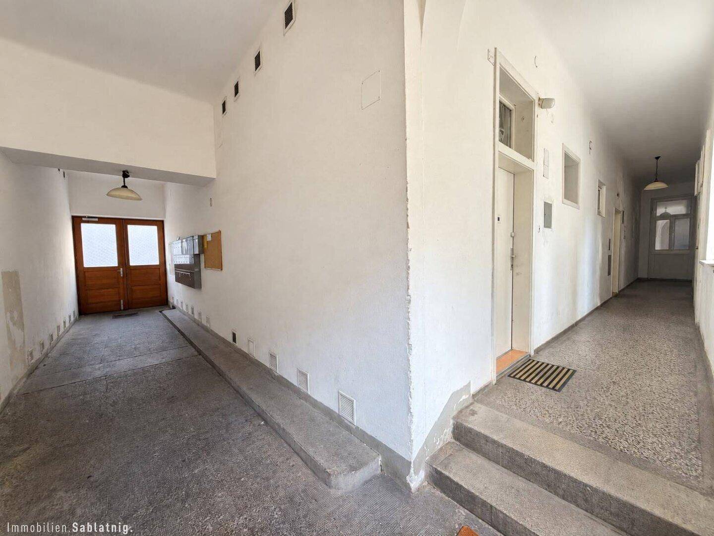 Eingangsbereich des Gebäudes mit Rampe und Treppen für den Zugang.
