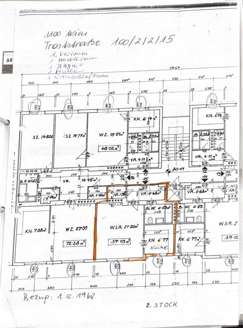 Handgezeichneter Grundriss mit mehreren Wohneinheiten und Raumaufteilung.