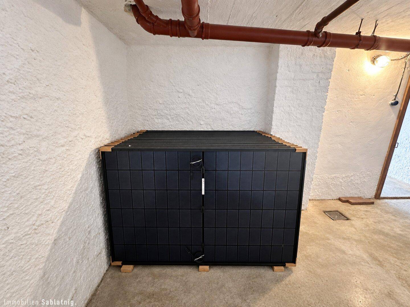 Kellerraum mit Heizungsanlage oder Lagertanks und unverputzten Wänden.