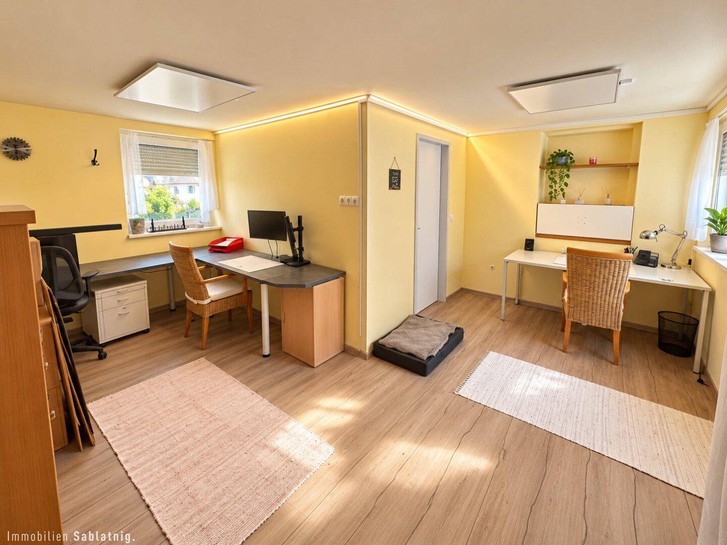 Helles Büro mit zwei Arbeitsplätzen, Laminatboden und Infrarotheizung.