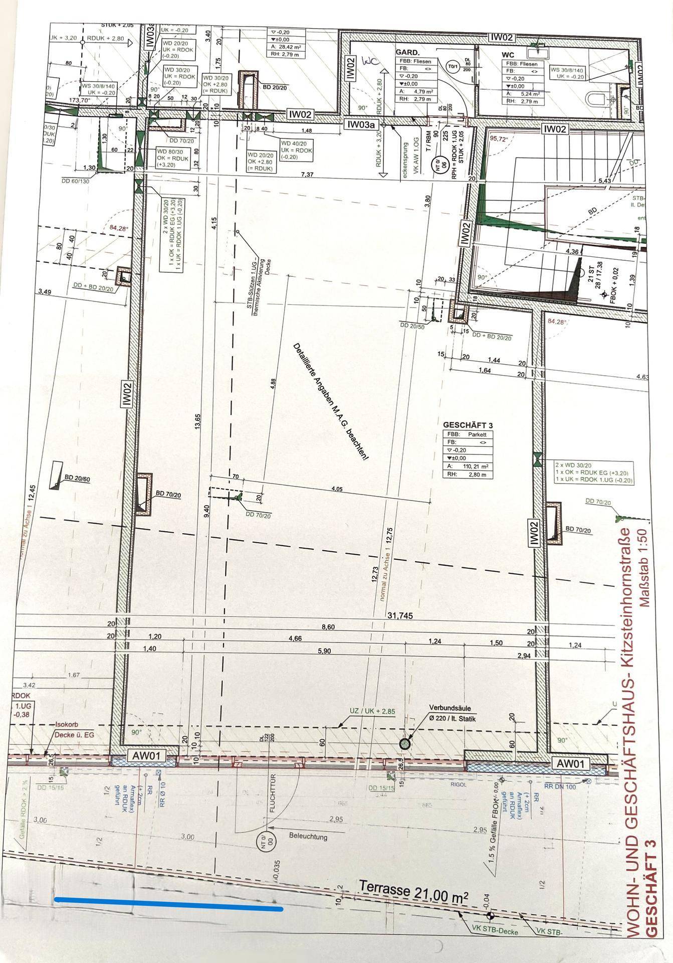 Detaillierter Grundrissplan mit verschiedenen Räumen, einer Terrasse und Maßangaben für ein gemischt genutztes Gebäude.