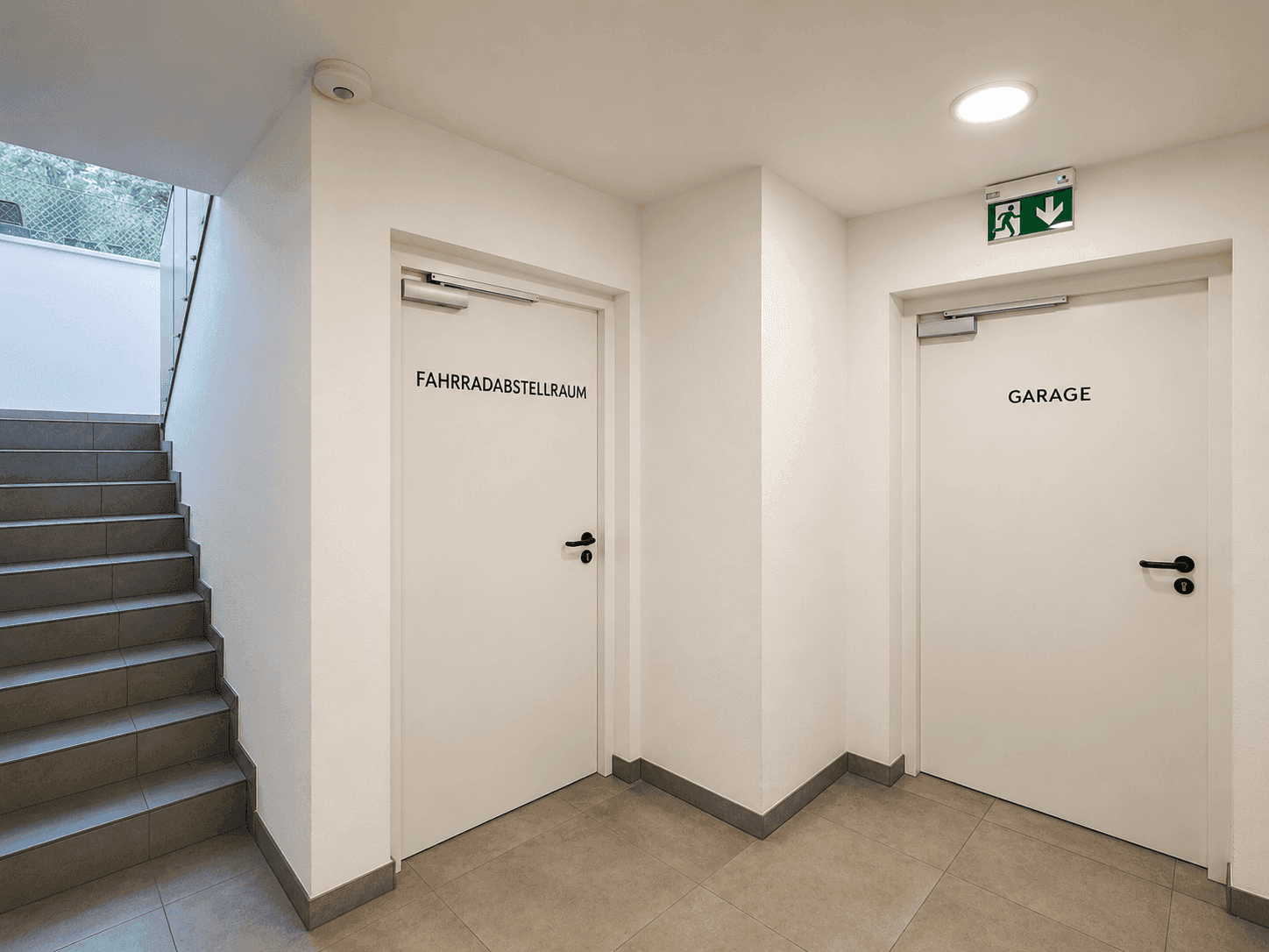 Gemeinschaftsbereich mit Türen zum Fahrradabstellraum und zur Garage.