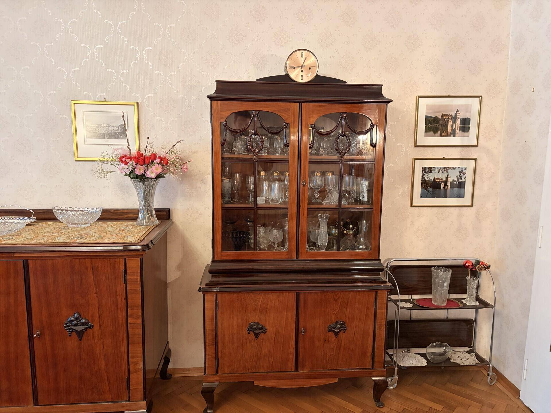 Antiker Vitrinenschrank und Sideboard mit Marmorplatte im Essbereich.