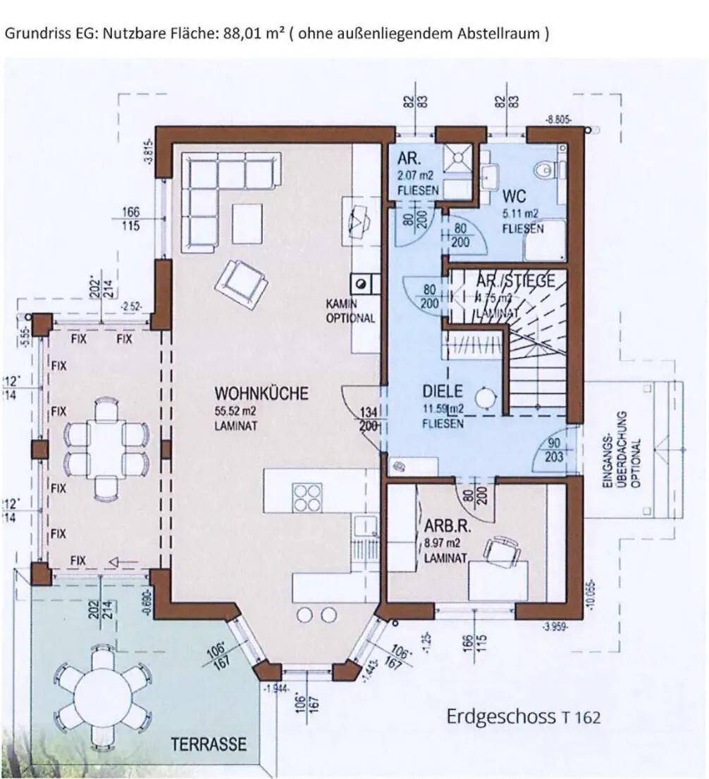 Grundriss des Erdgeschosses mit offener Wohnküche, Büro, WC und Terrasse.
