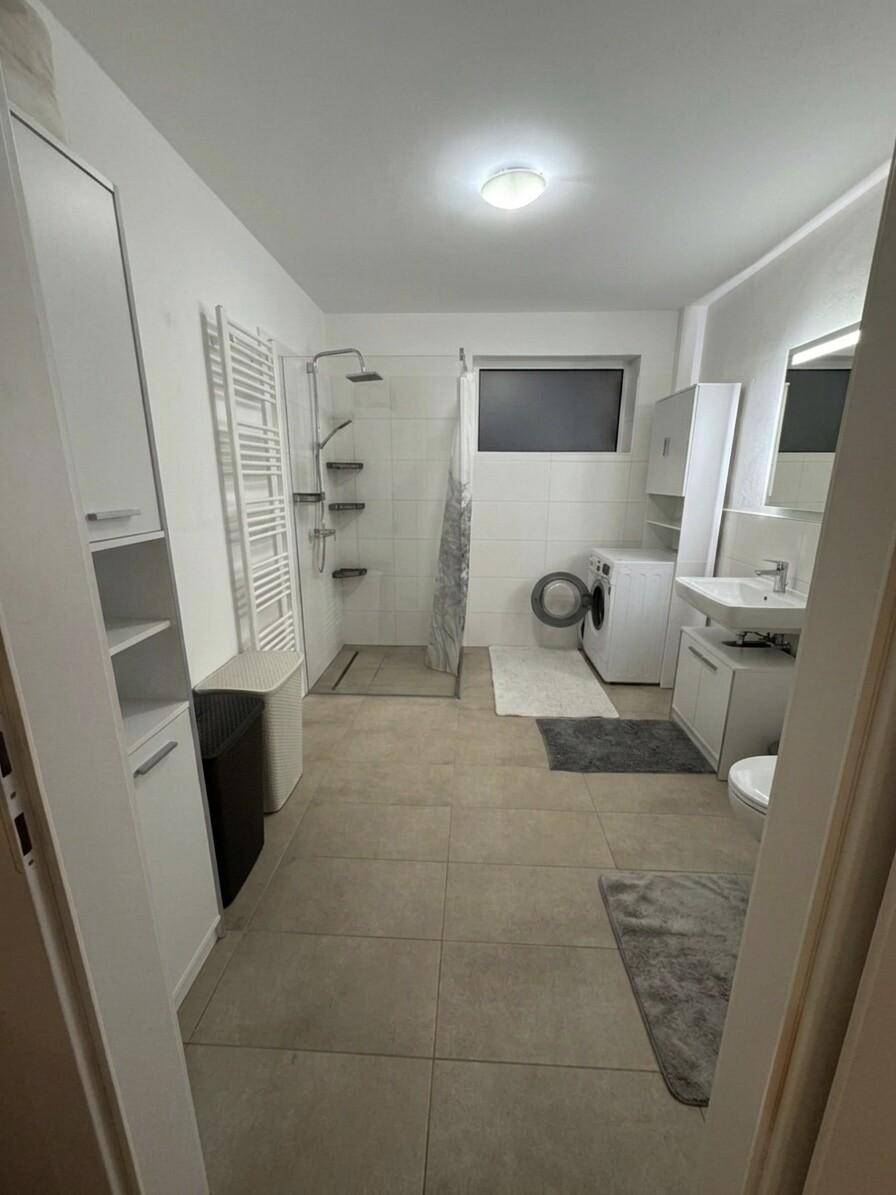 Badezimmer mit ebenerdiger Dusche