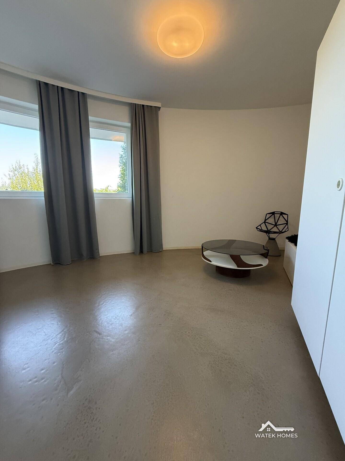 Zimmer mit Fensterfront