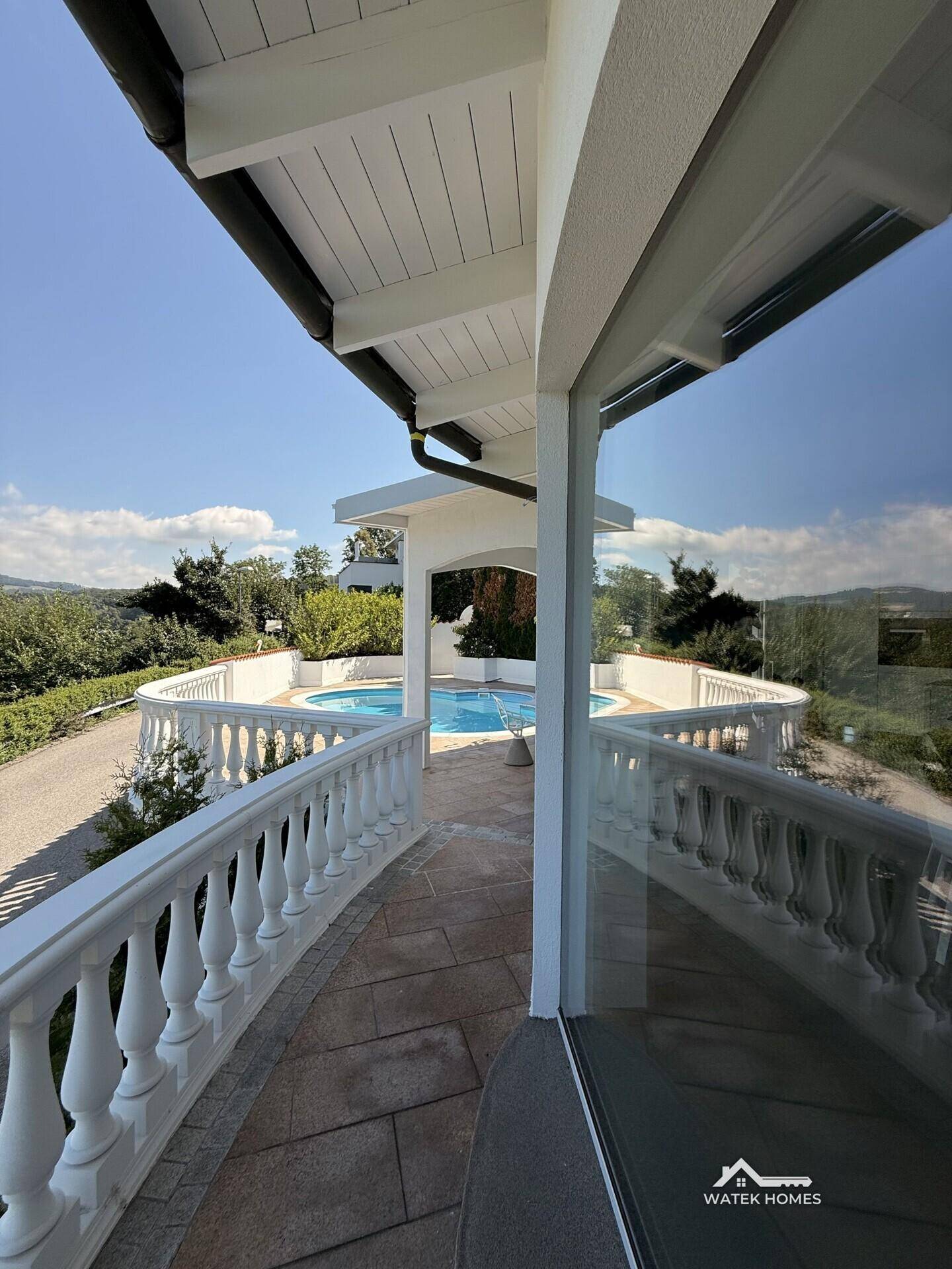 Pool vor dem Haus