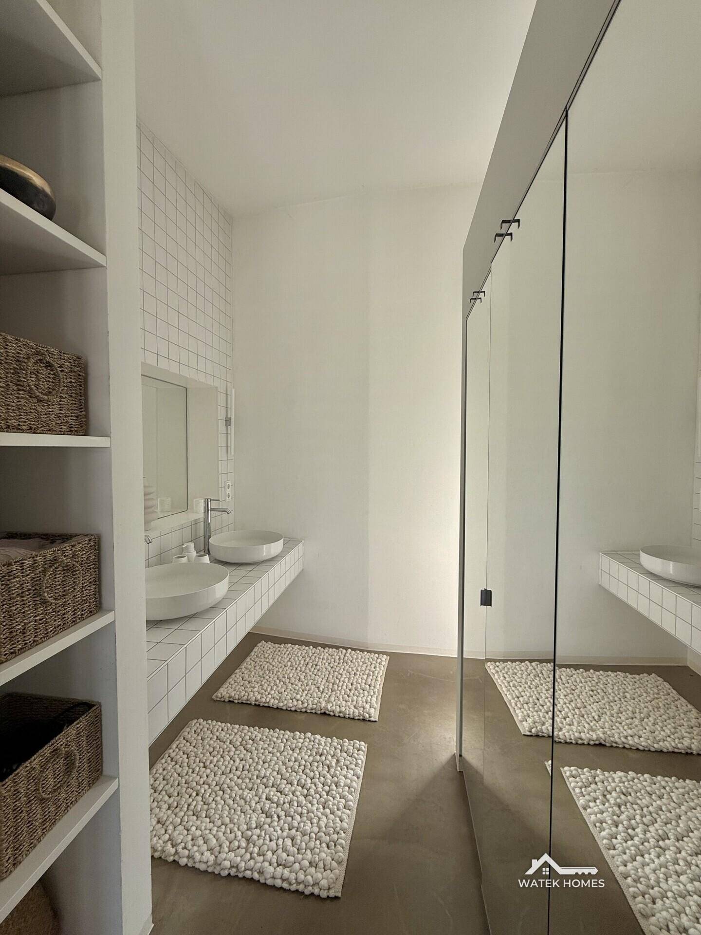 Bad en suite mit Doppelwaschtisch und Regendusche