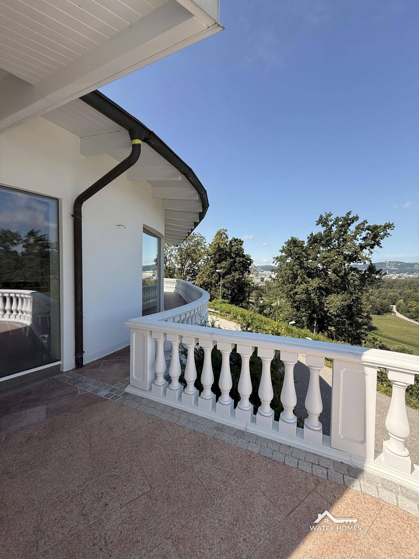 Terrasse mit Balustrade und Fernblick